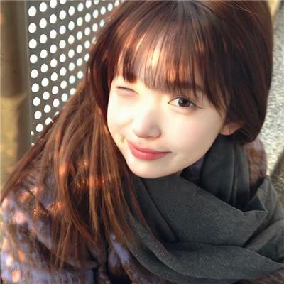 戴流苏耳环的少女